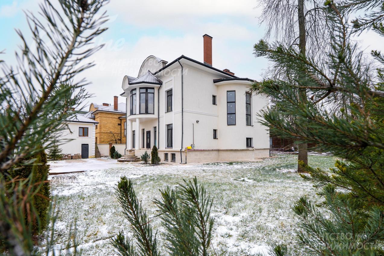 Ровный участок правильной формы 15 сот находится в центре поселка