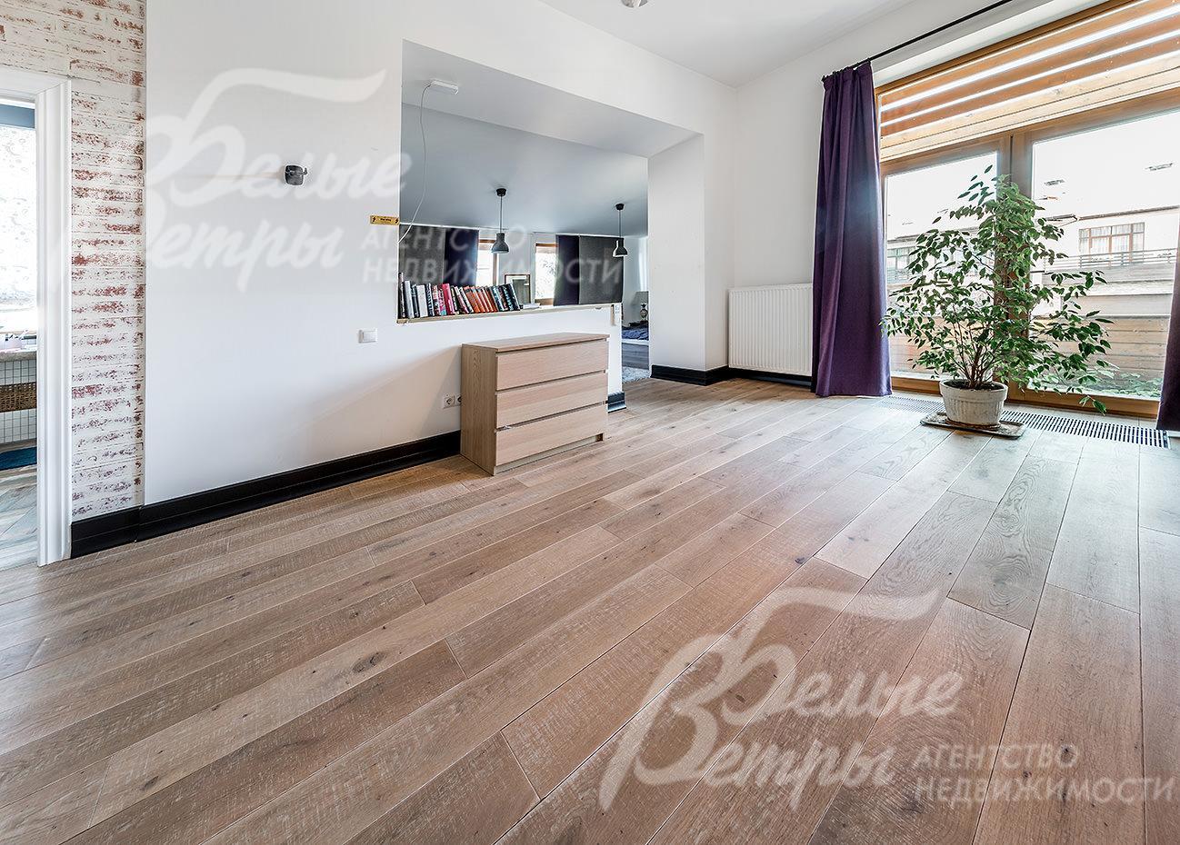 Стены покрашены, есть декор под имитацию кирпичной кладки