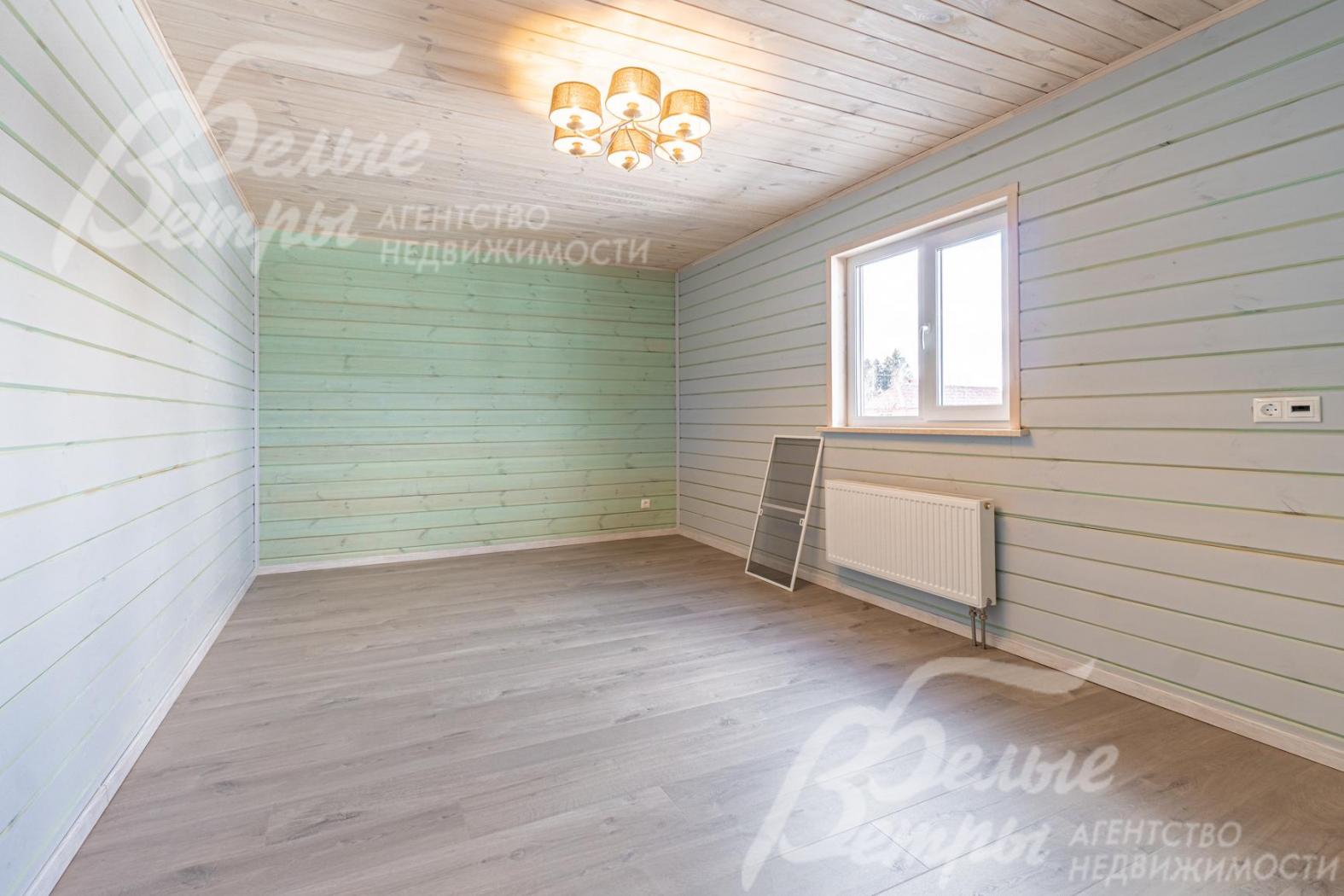 На стенах евровагонка шириной 13 см, на полу ламинат