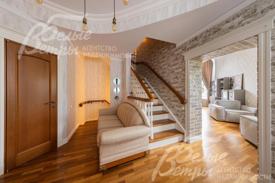 Холл первого этажа