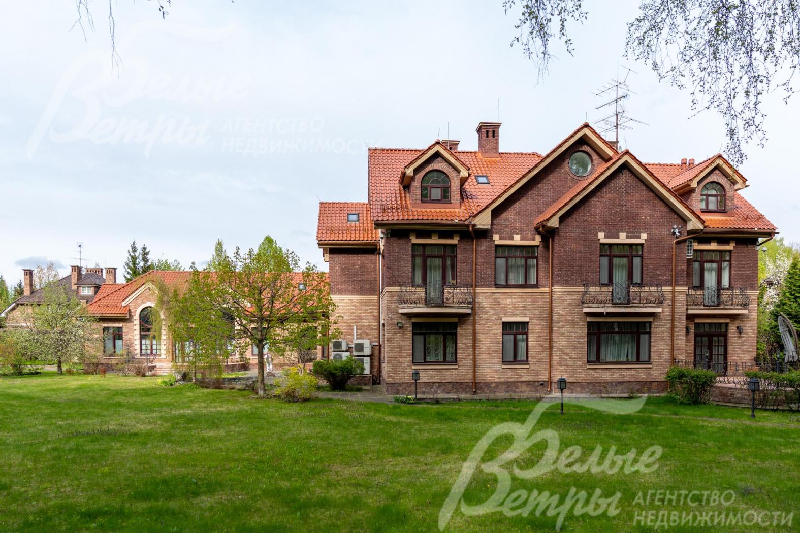 Дом стоит на зелёном благоустроенном участке с высаженным газоном