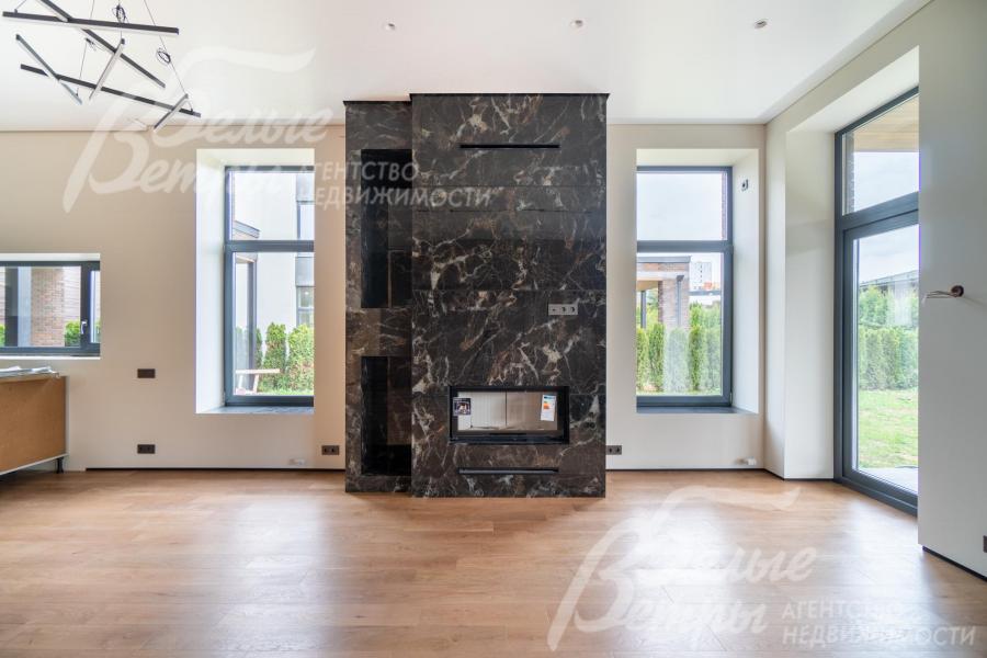 Гостиную украшает камин с порталом, отделанным "под чёрный мрамор"