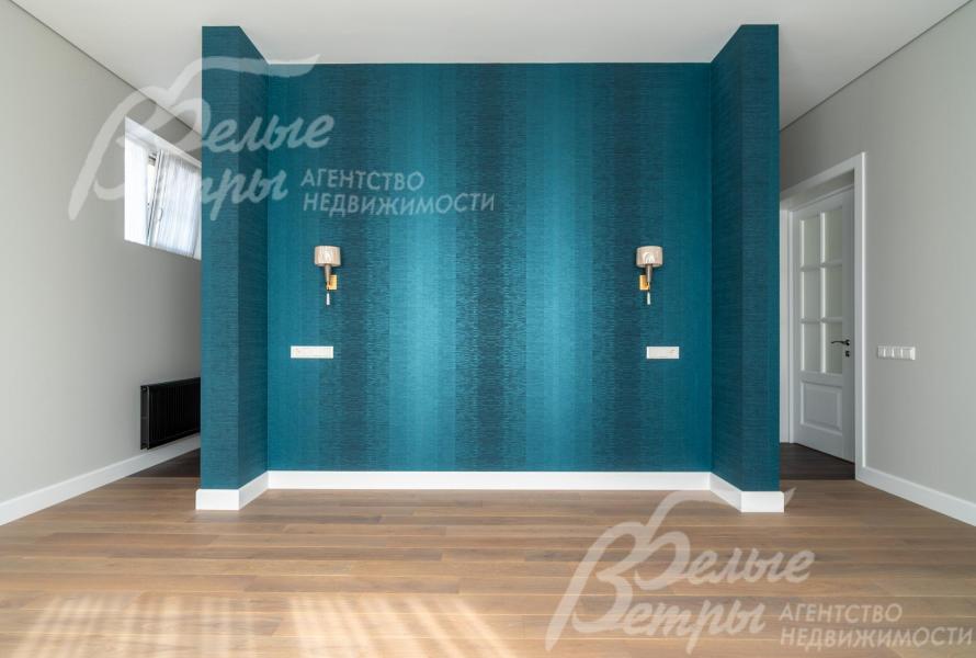 Мастер-спальня с акцентной фальшстеной за изголовьем кровати: на стене - дизайнерские обои