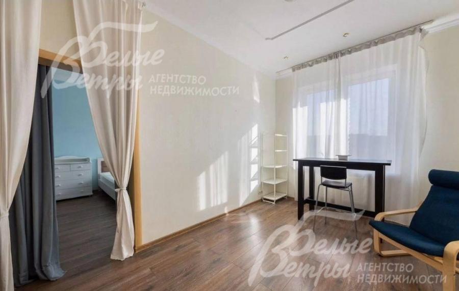 В блоке дома размещена спальня, смежная с кабинетом