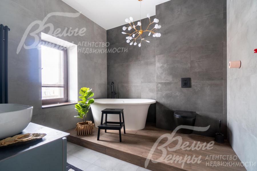 В санузел установлена дорогостоящая сантехника, тёплые полы