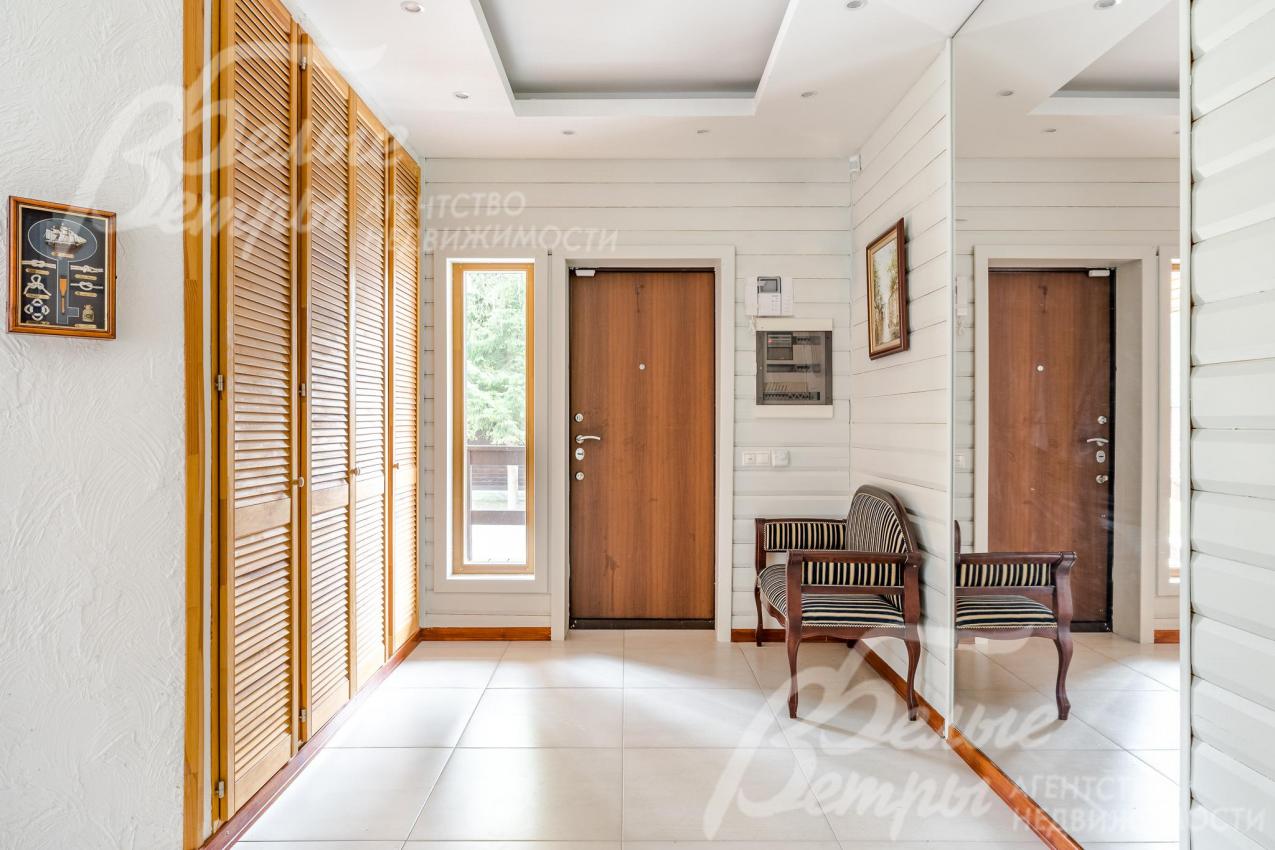 В светлой прихожей организована система встроенных шкафов