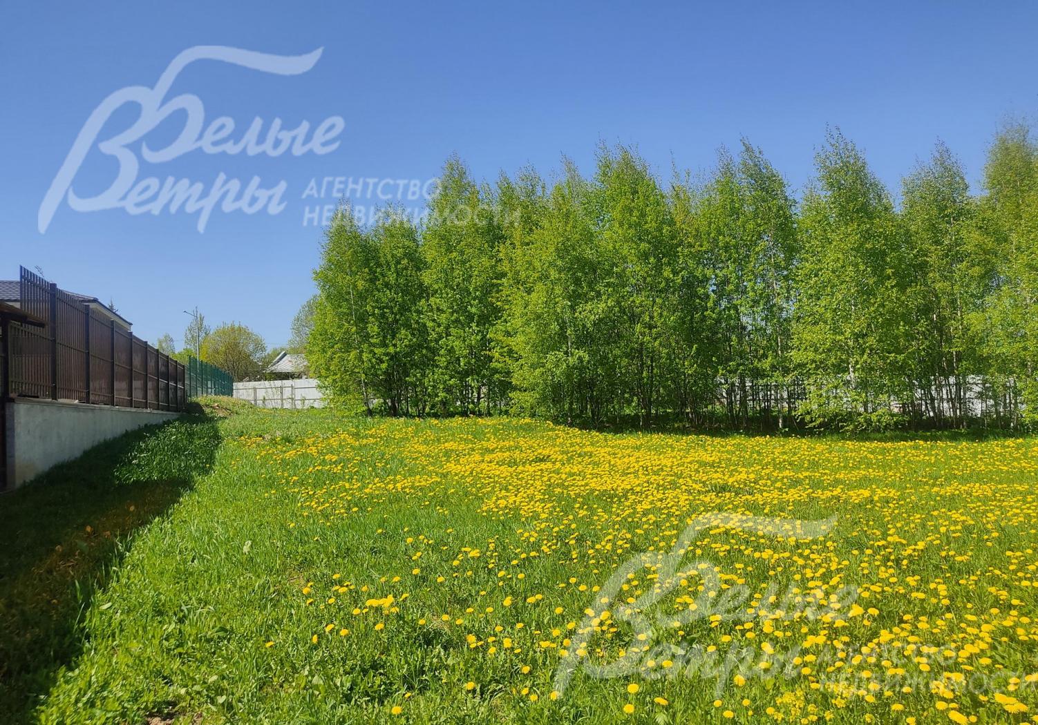 Участок с двух сторон огорожен забором