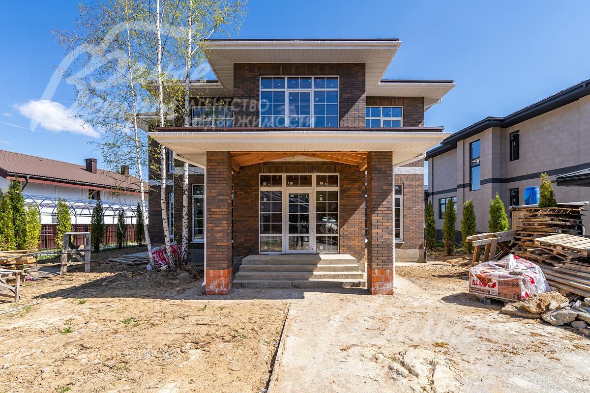 Входная группа со стеклянной дверью, дополненной панорамными боковыми окнами