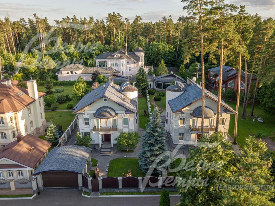 Комплекс строений на участке площадью 13 соток в охраняемом ДСК "Мичуринец"