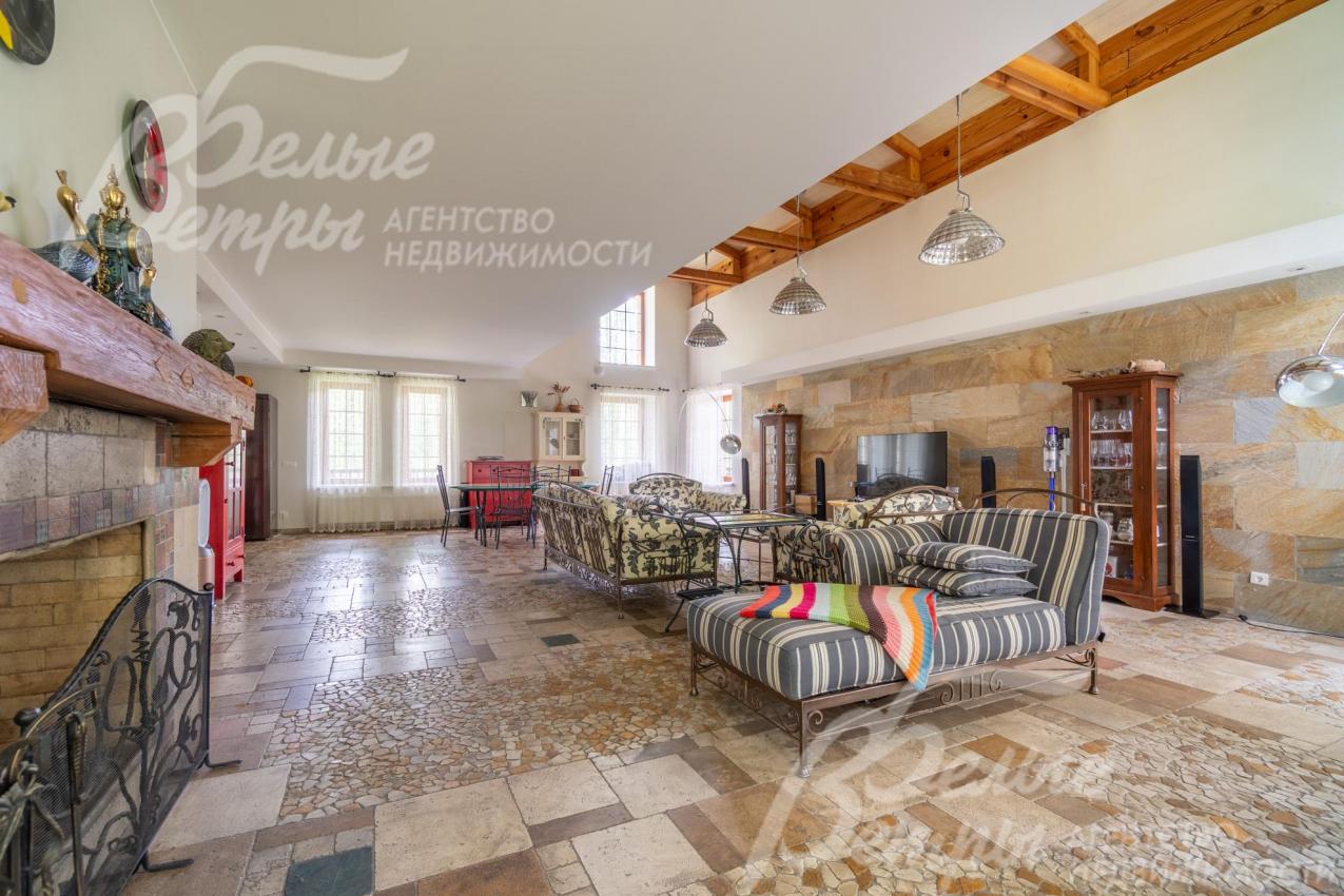 Дом меблирован, готов к заселению. В гостиной - диванная группа, серванты, журнальные столики и другие элементы интерьера от итальянских дизайнеров