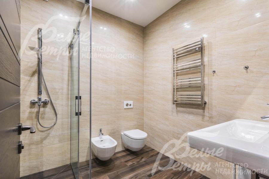 Санузел с душевой кабиной на первом этаже