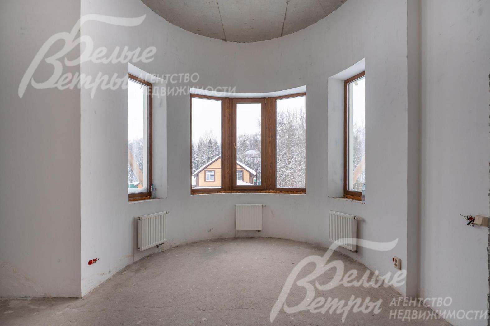 В элегантной планировке – высокие потолки, изящные полукруглые эркеры, множество окон