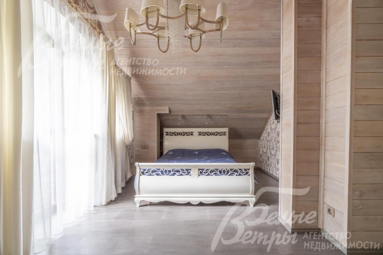 Интерьер спальни в гостевом доме выполнен в эко-стиле