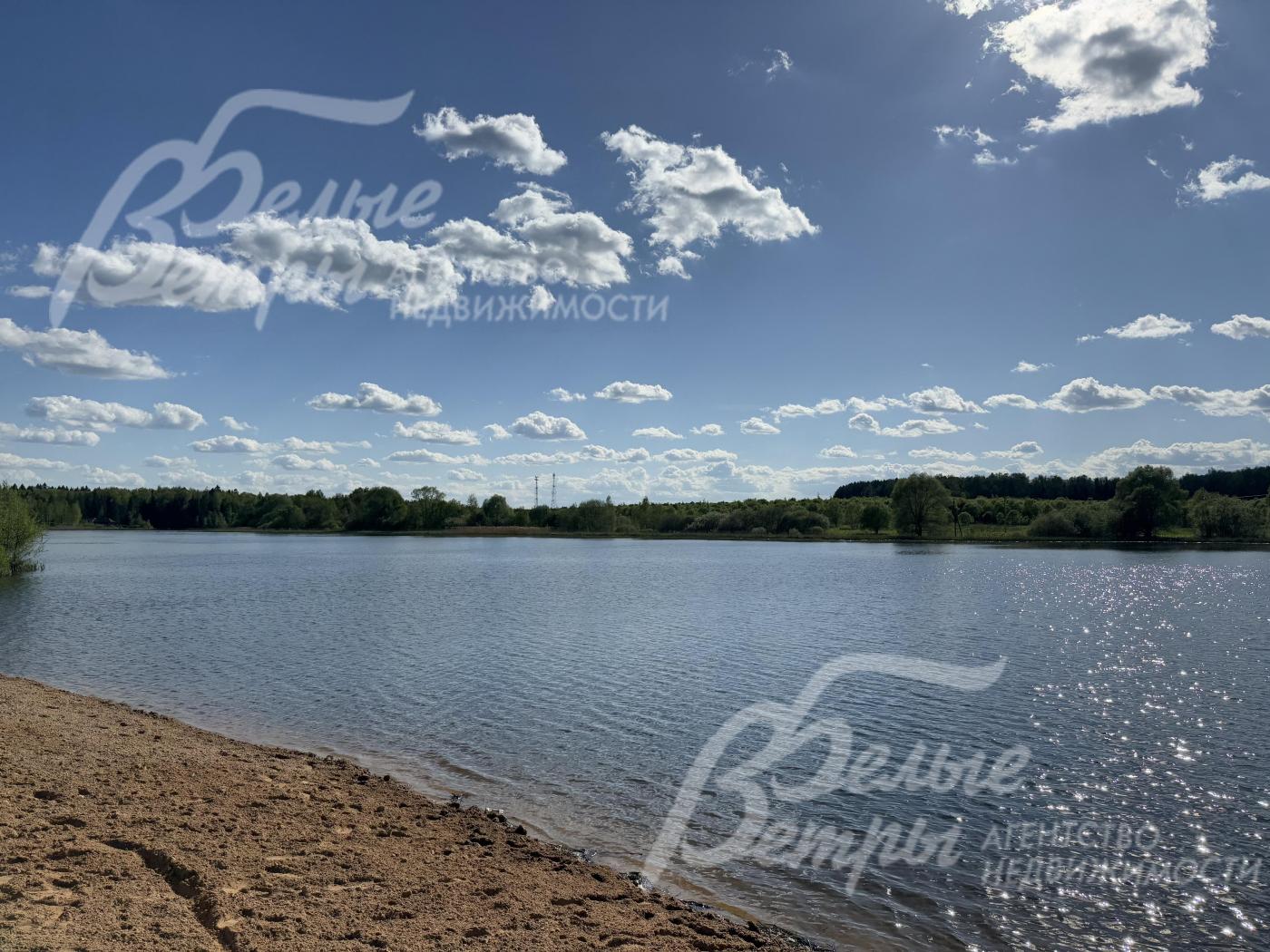 Участок расположен на второй линии от песчаного берега озера