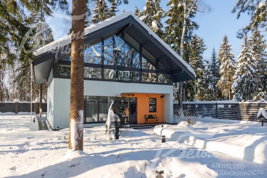 Дом стоит на живописном лесном участке с вековыми елями и дубами