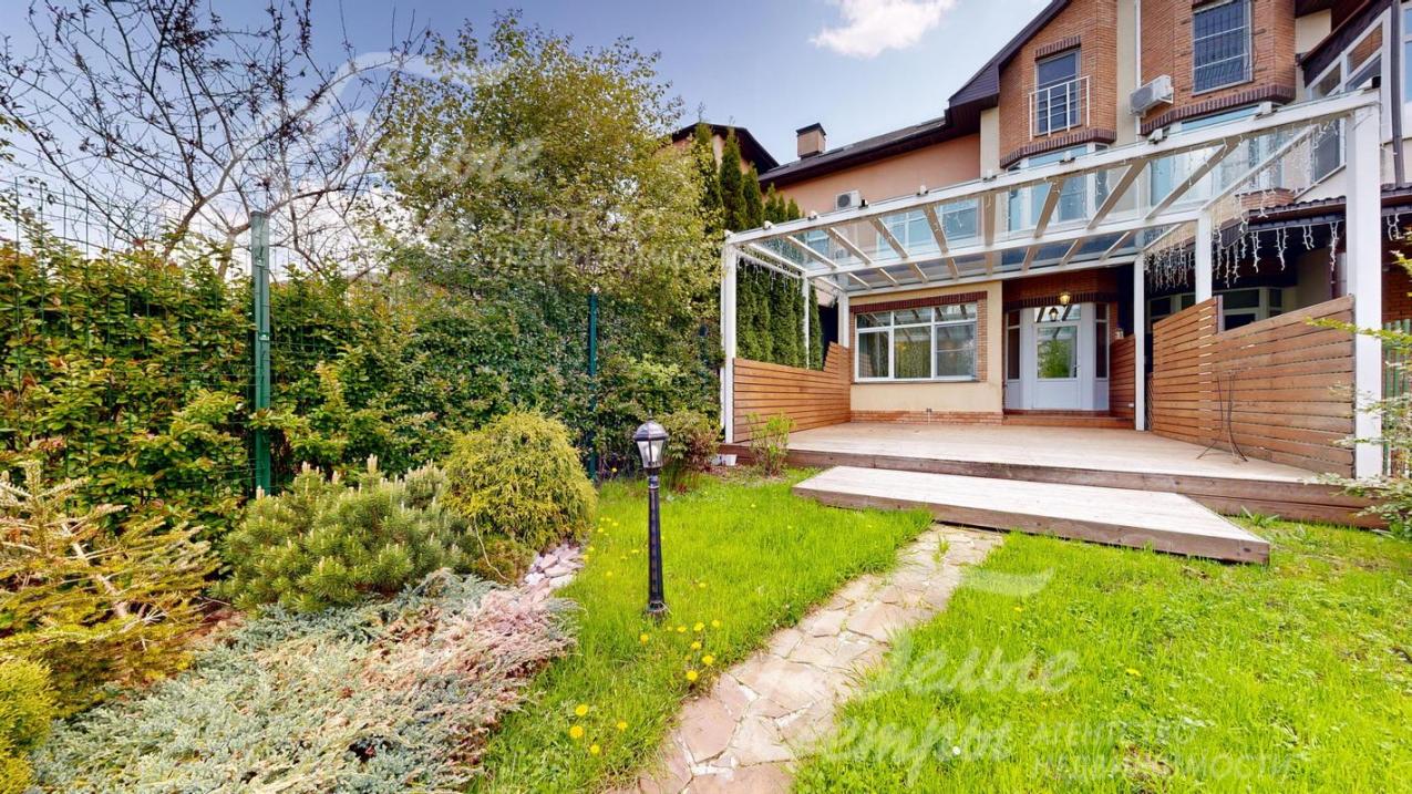 К таунхауса примыкает крытая веранда