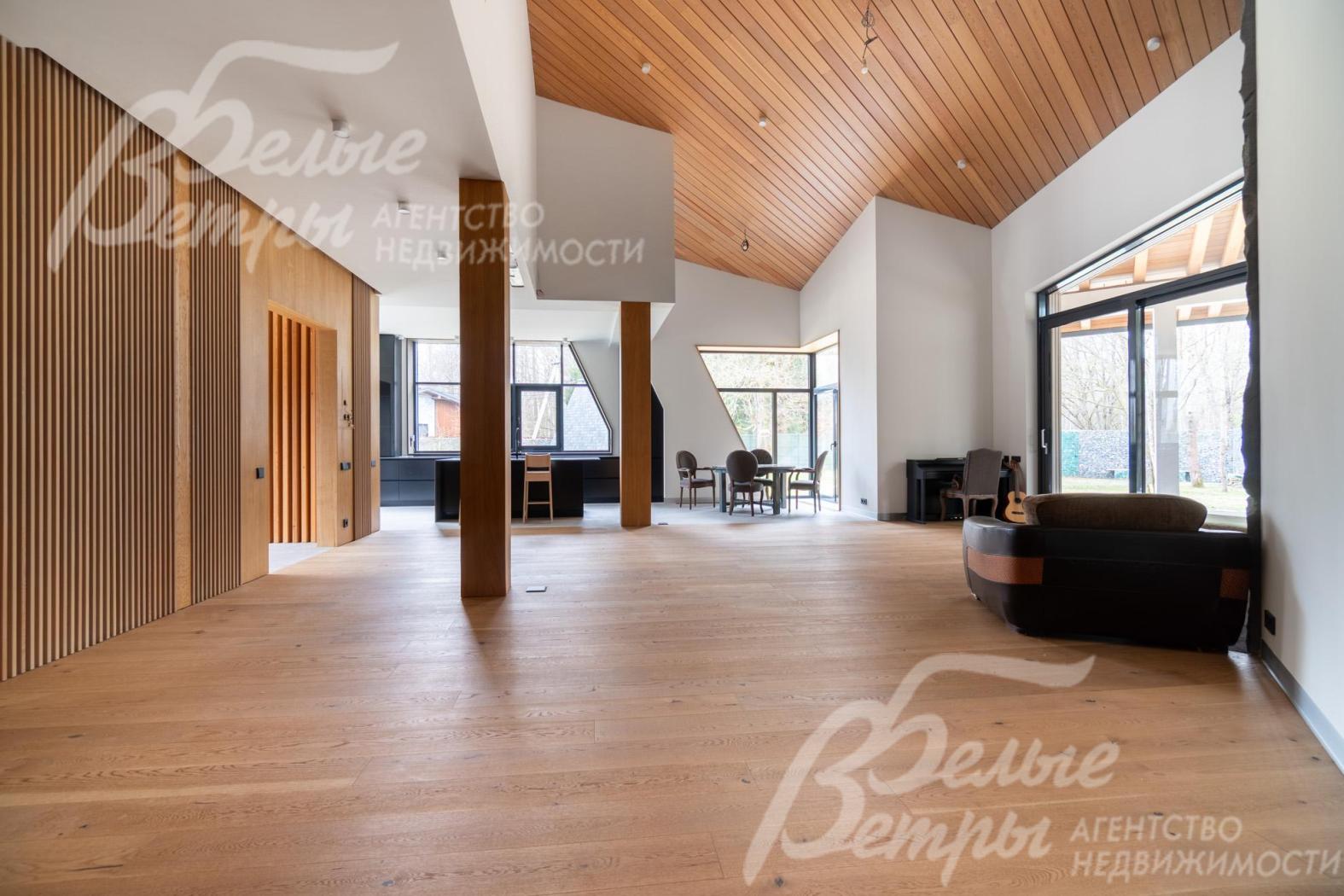 Отделка дома выполнена в минималистичном стиле с элементами сканди и шале с контрастным сочетанием светлых и тёмных поверхностей