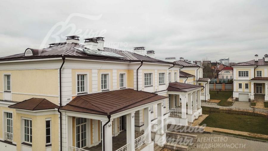 Солнечные батареи (гелионакопители) на крышах домов