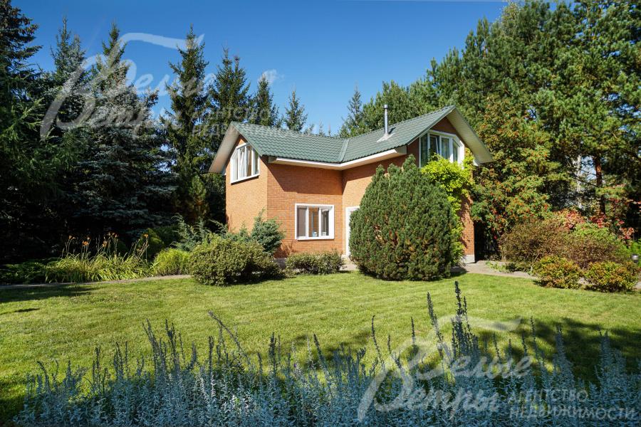 На участке также построен двухэтажный гостевой дом в едином стиле с основным домом