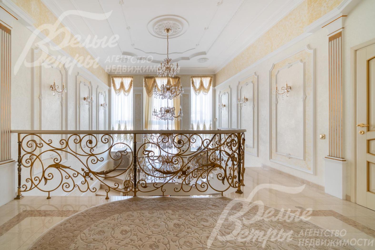 На втором этаже - эффектная межэтажная площадка шириной 5 м с выходом на балкон площадью 15,5 кв.м