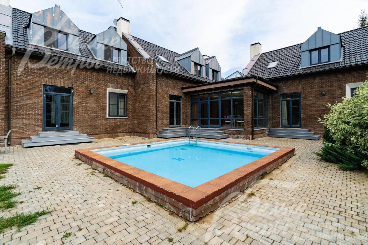 Дом в аренду площадью 560 кв.м с сауной и бассейном в обжитом коттеджном поселке Лесное озеро