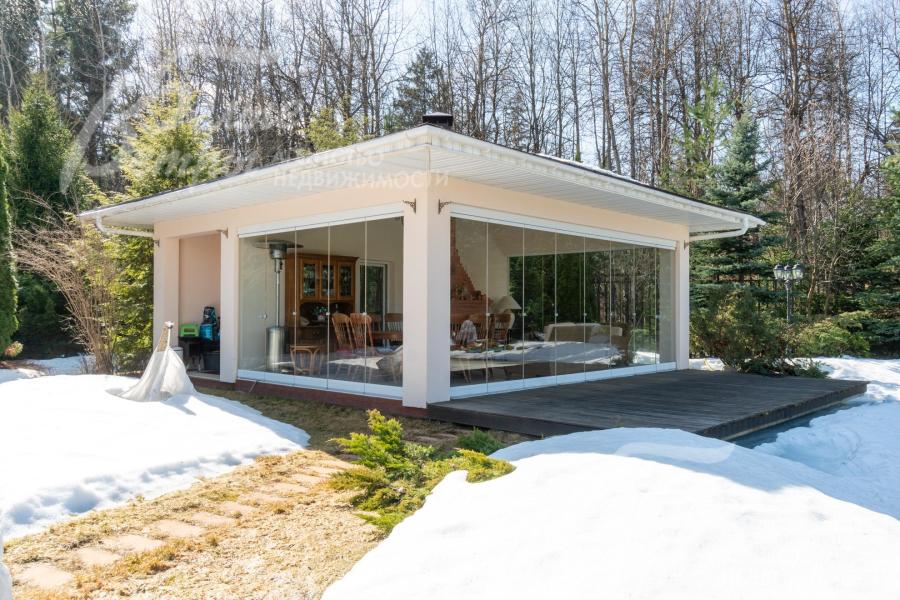 На берегу пруда у лесной зоны стоит кирпичная застекленная беседка с террасой. В ней: открытый камин, зал, кухня-мангал. Беседка также меблирована и оснащена техникой