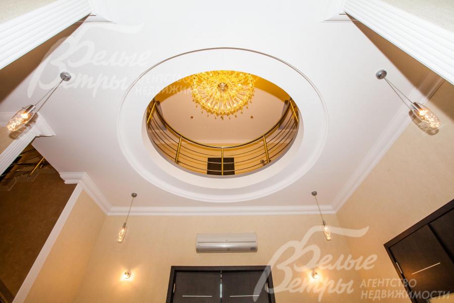 Двухсветный холл с большой красивой люстрой