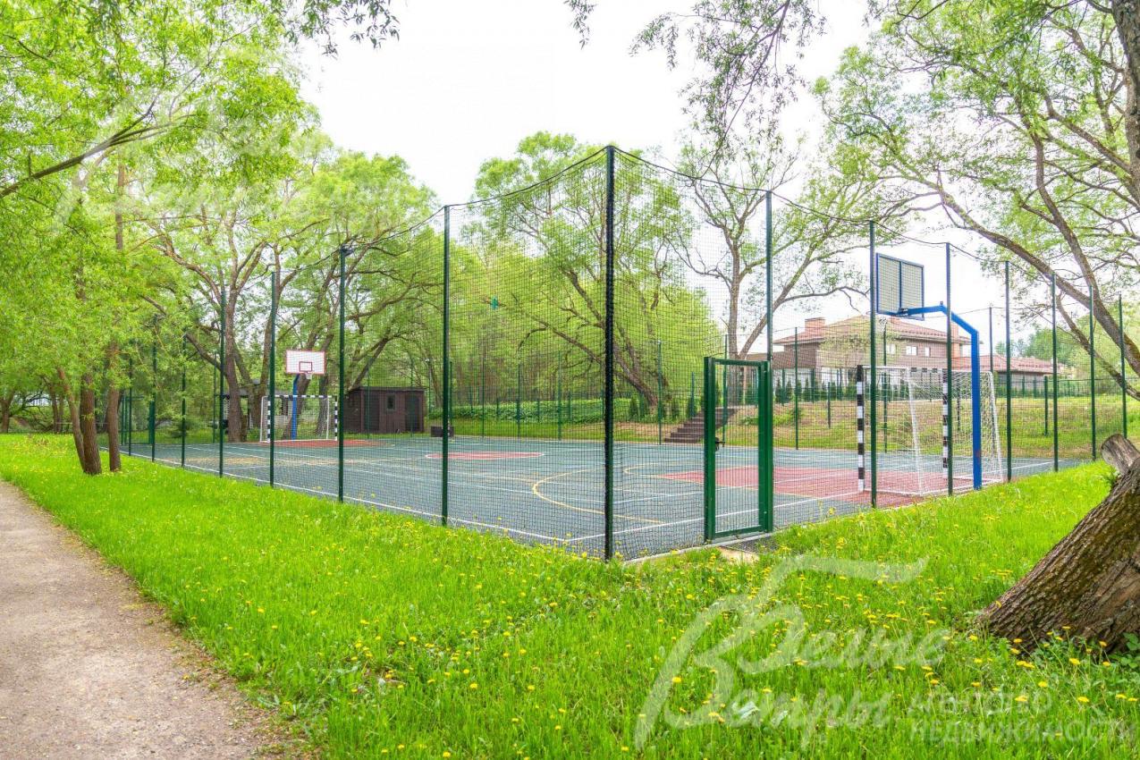 Спортивная площадка для различных игр на территории поселка. 