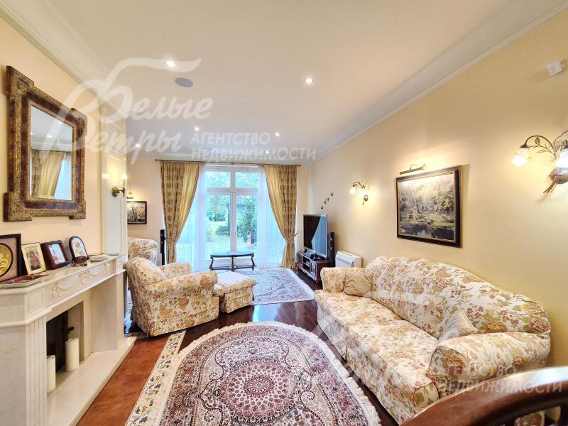 Уютная гостиная с камином и выходом на участок.