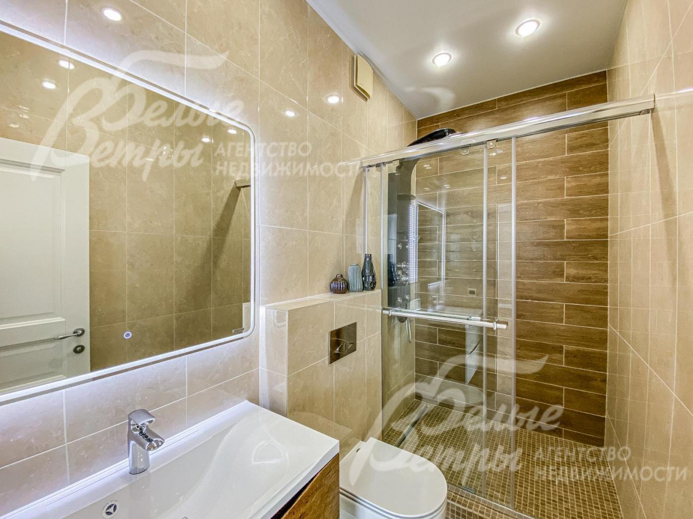 Санузел с душевой в мастер-спальне