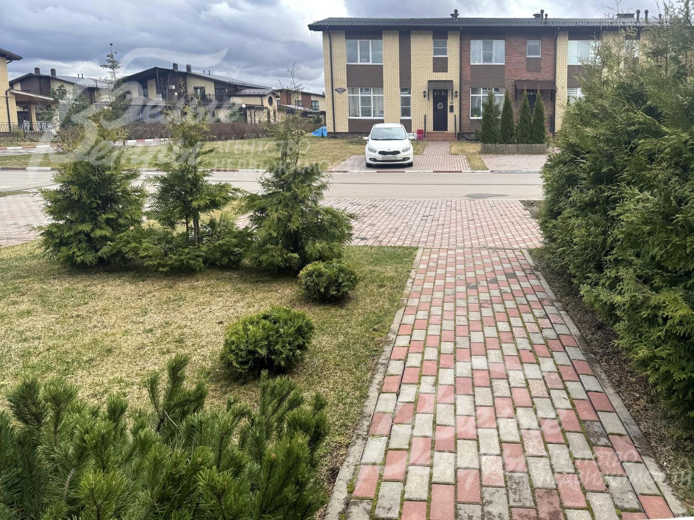 Таунхаус расположен на компактном облагороженном участке, не требующем дополнительных вложений