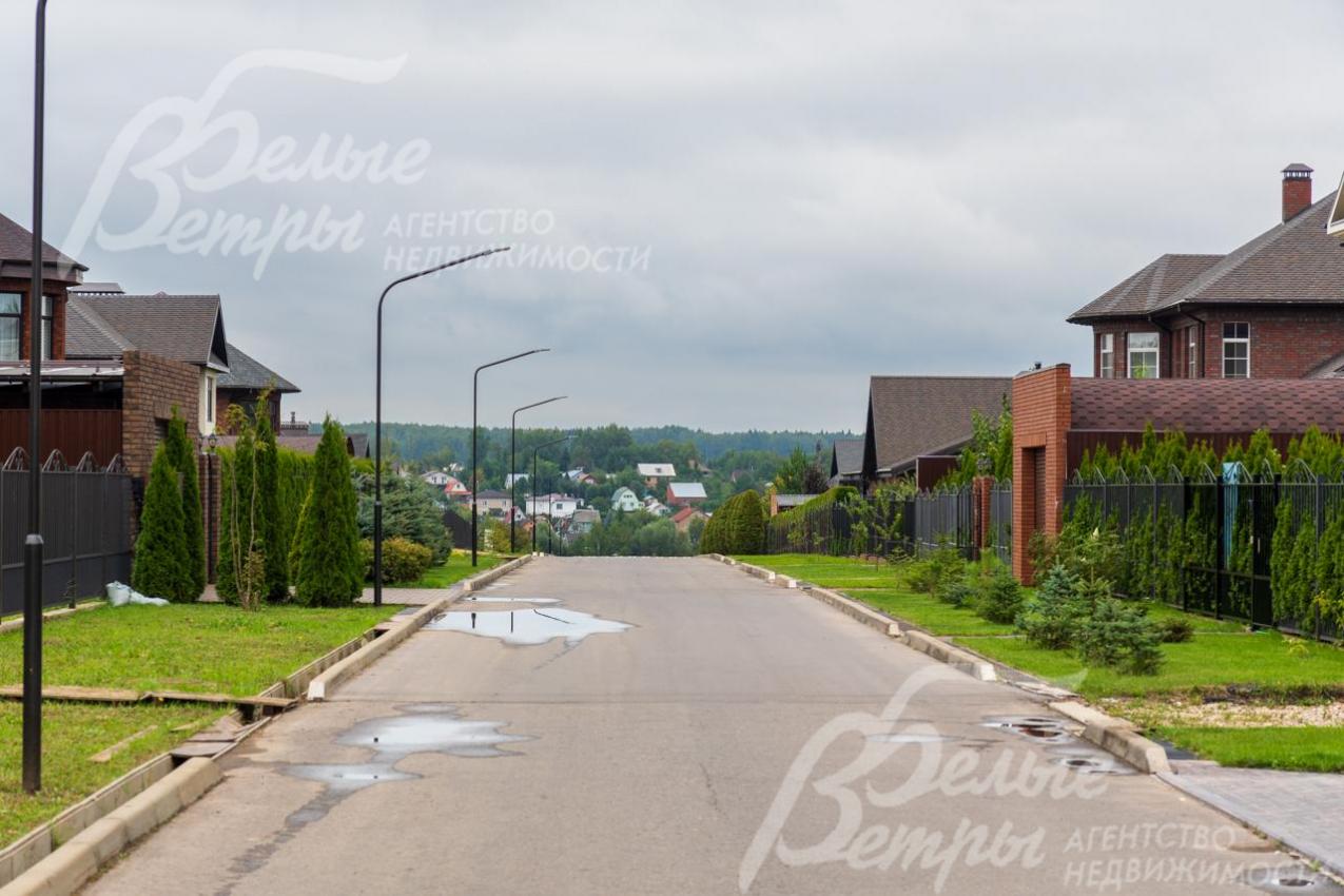 Широкие освещенные асфальтированные дороги в поселке Ильичевка