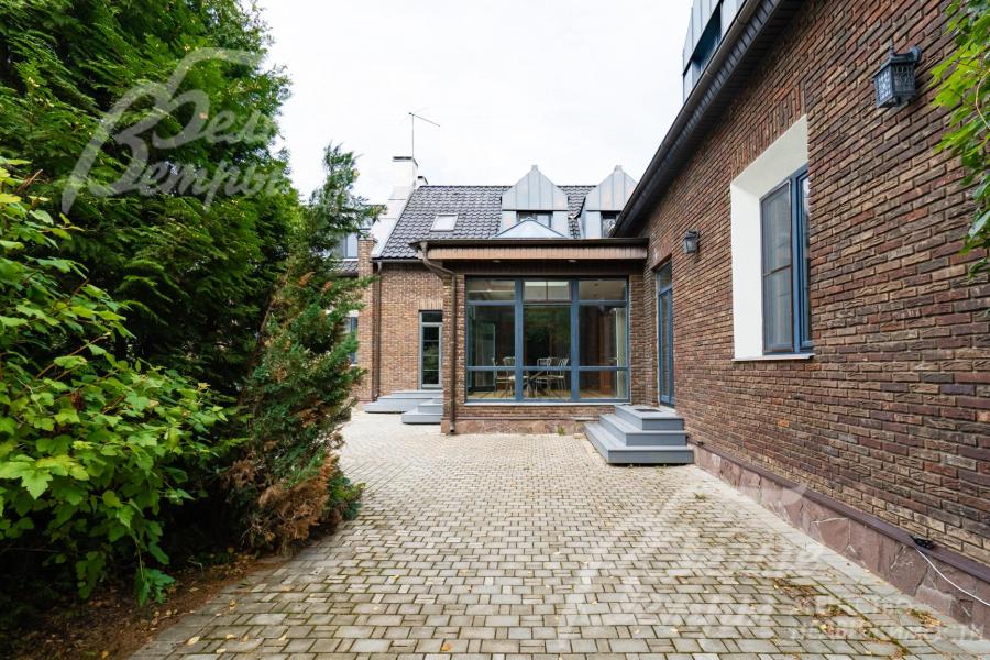 Стены дома облицованы голландским кирпичом ручной формовки