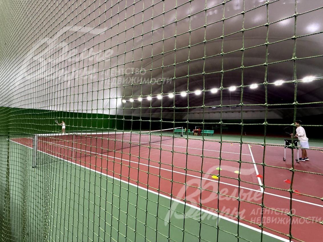 Теннисный корт на территории поселка Цветочный