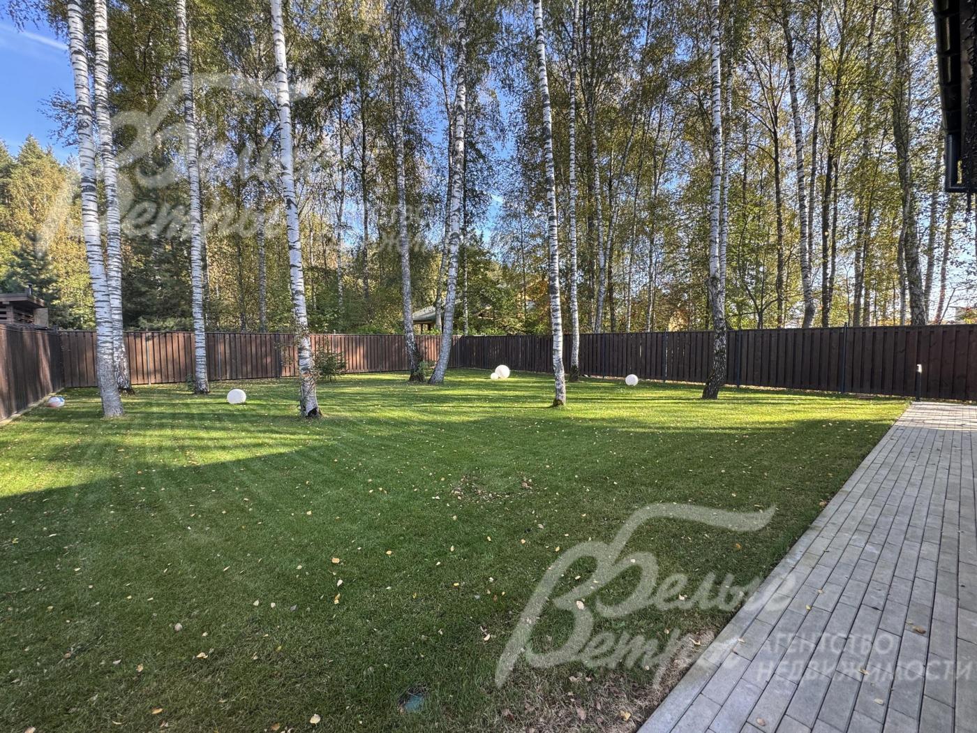 На участке реализован проект ландшафтного дизайна: высажен газон и около 10 взрослых деревьев, смонтированы системы автополива и освещения