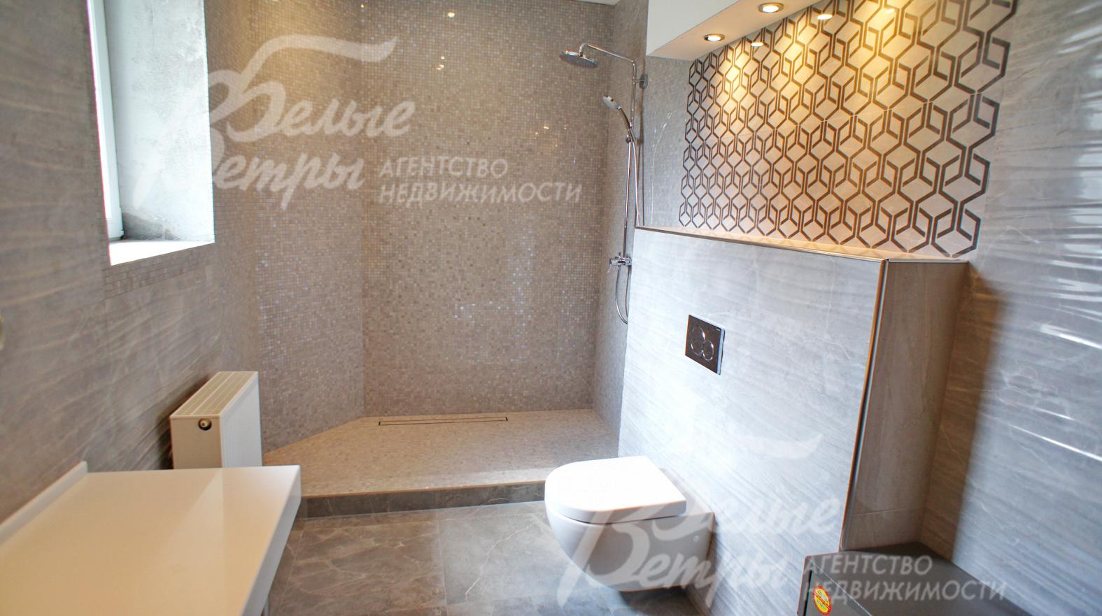 Санузел в цокольном этаже 9.7 кв.м с душевой.