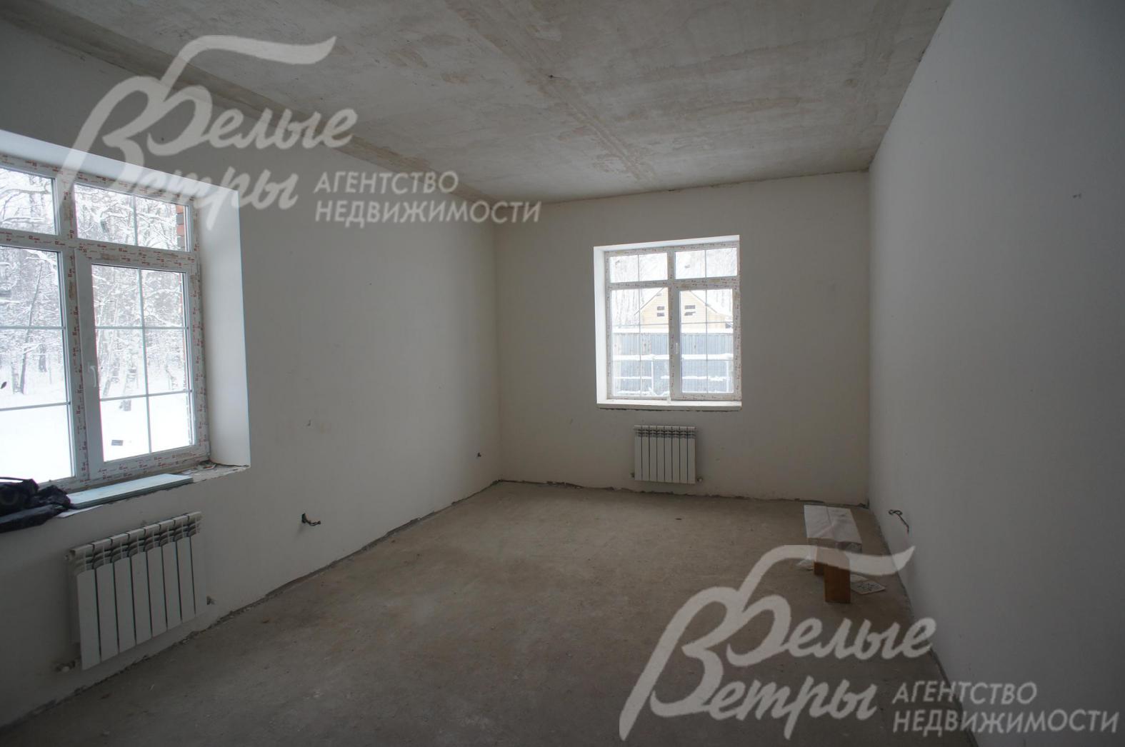 Стены оштукатурены и ошпаклеваны. Установлены 2-х каменрные стеклопакеты с раскладкой