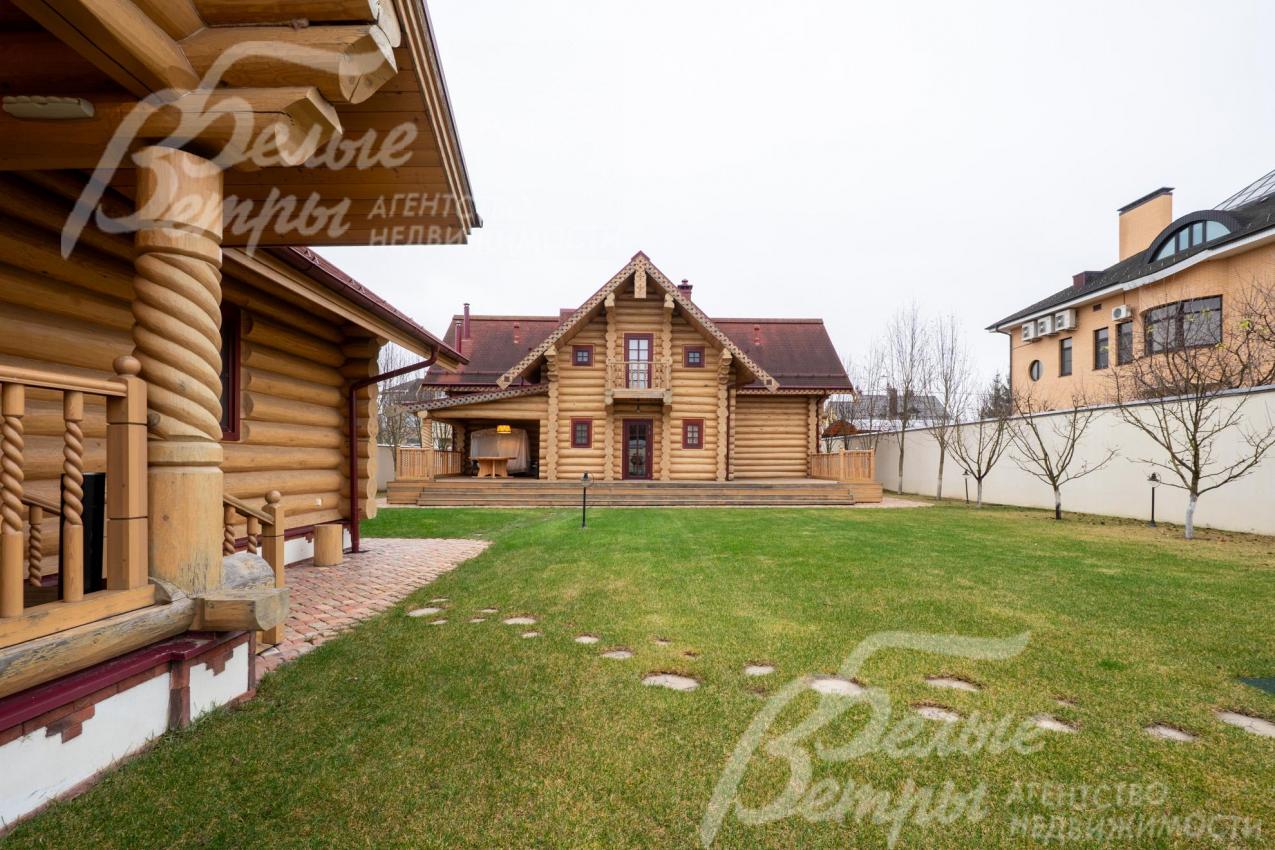 Дом стоит на ухоженном участке площадью 12 соток с идеальным газон и деревьями по периметру