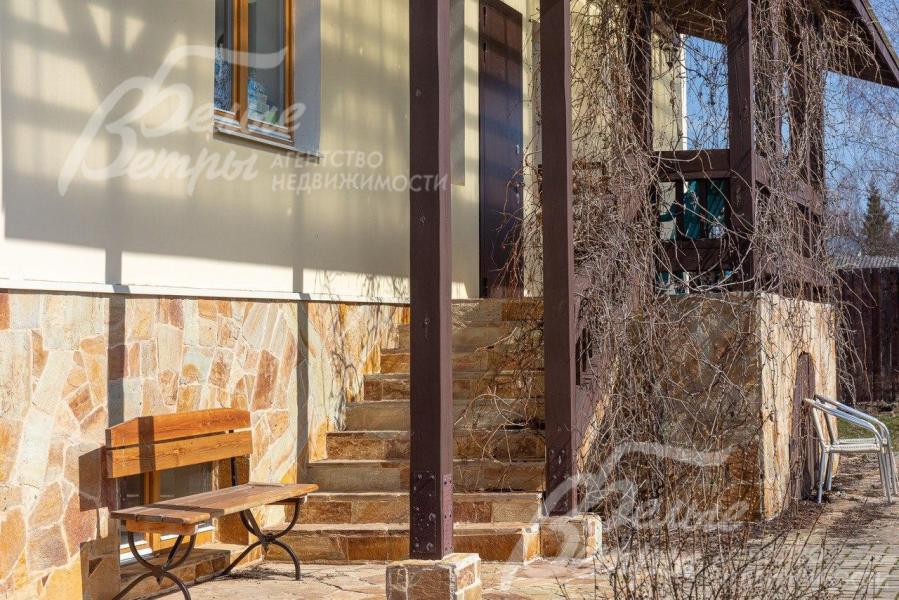 Дом выстроен из кирпича и оштукатурен, цоколь отделан натуральным камнем.