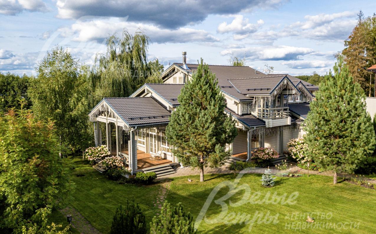 Деревянный дом со СПА комплексом и гаражом на участке площадью 25 соток в престижном коттеджном поселке ВИК