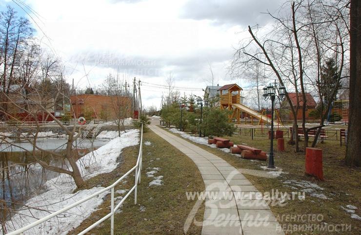 Прогулочная зона у пруда в КП Колос