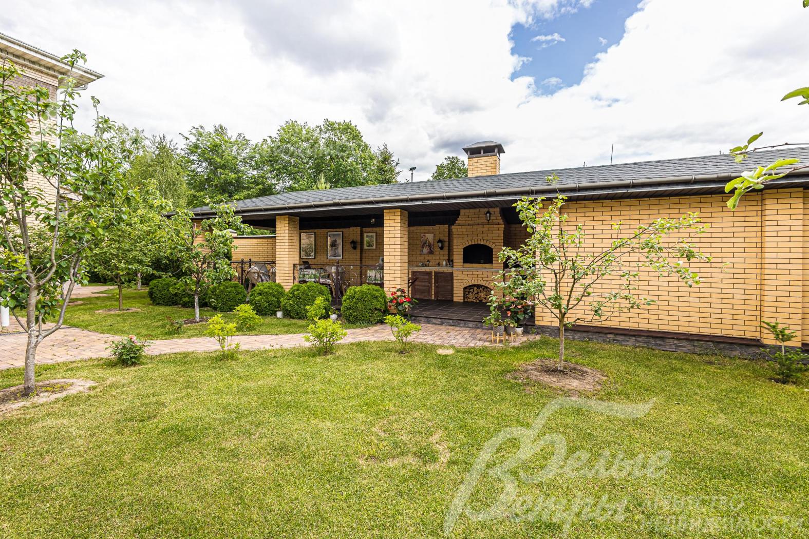 Крытая зона барбекю 28 кв.м в архитектурном стиле дома