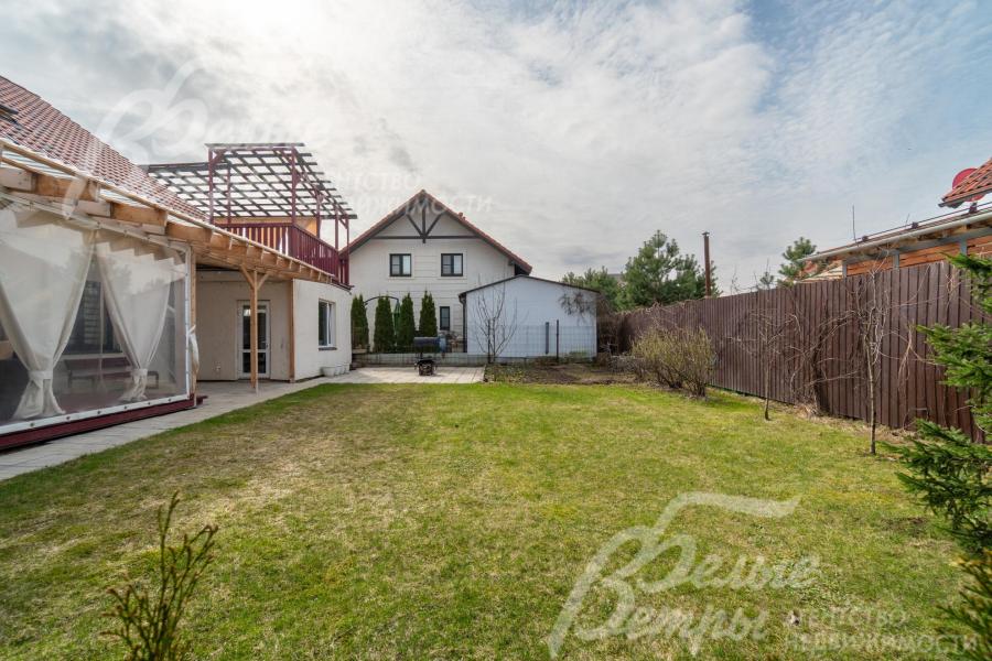 Дом стоит на благоустроенном ровном участке с газоном и дренажной системой