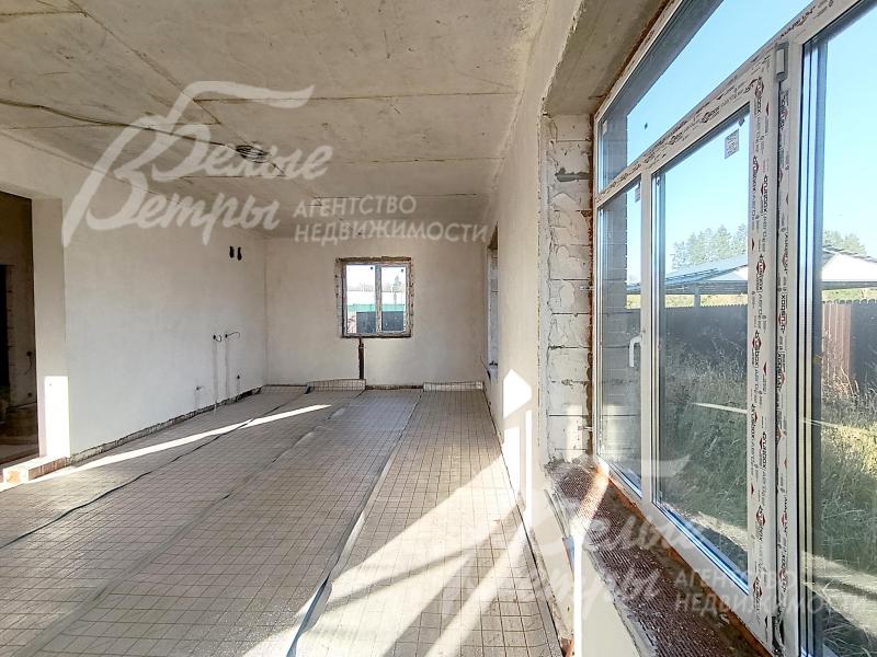 Стены оштукатурены, выполнена черновая стяжка пола, установлены стеклопакеты