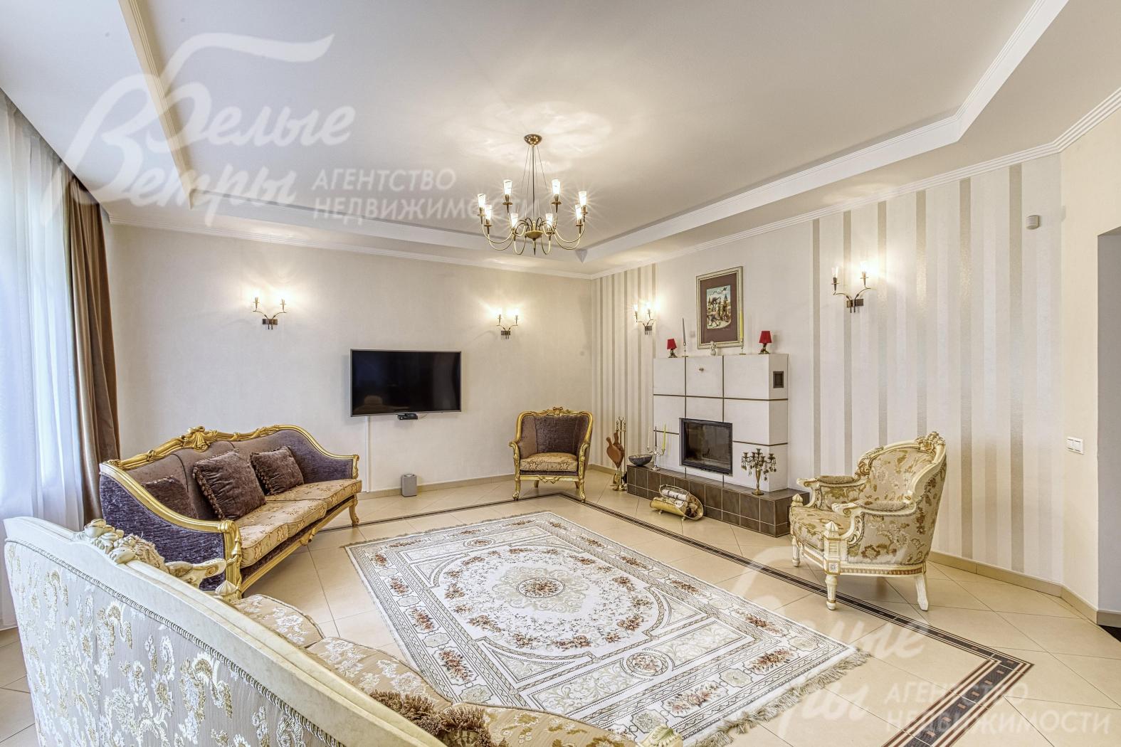 Гостиная в светлых тонах с дорогостоящей диванной группой в классическом стиле