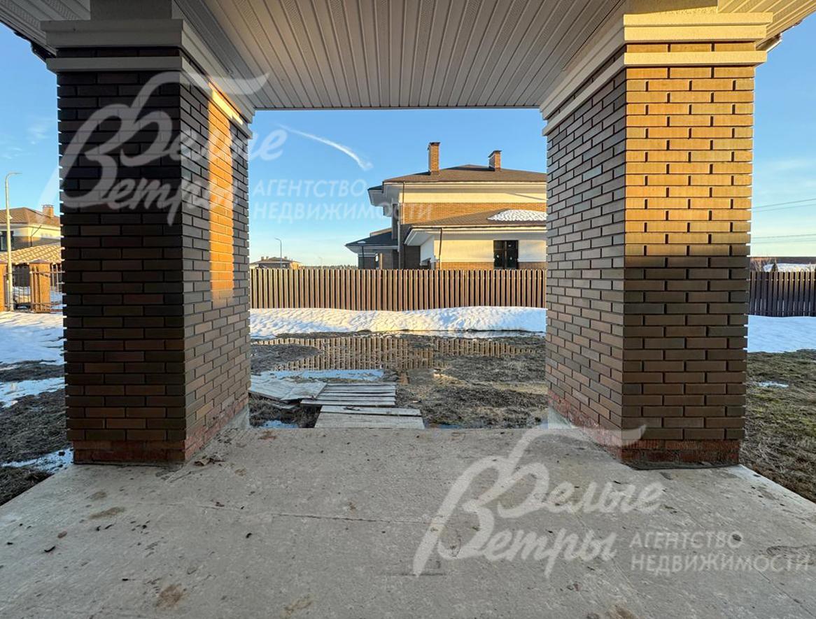 Дом - с широкими свесами крыши, просторными открытыми пространствами, общая площадь террас – 46,5 м²