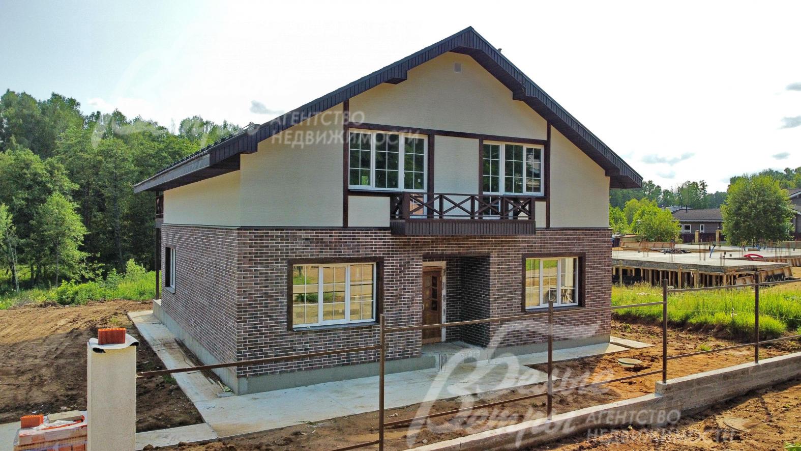 Загородный дом вблизи озера и леса