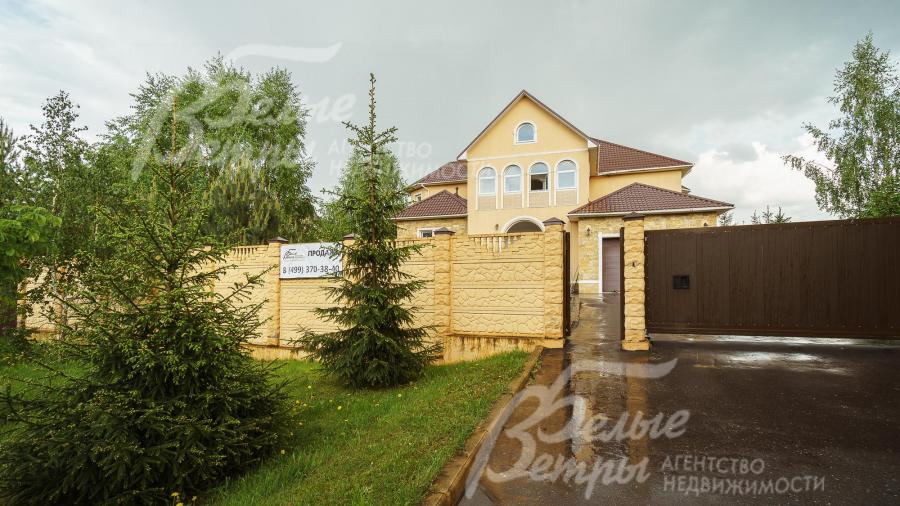 Продажа коттеджа в поселке у озера