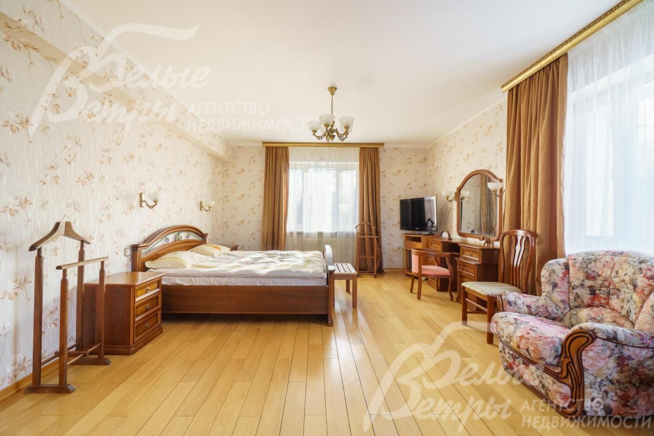 На полу паркетная доска