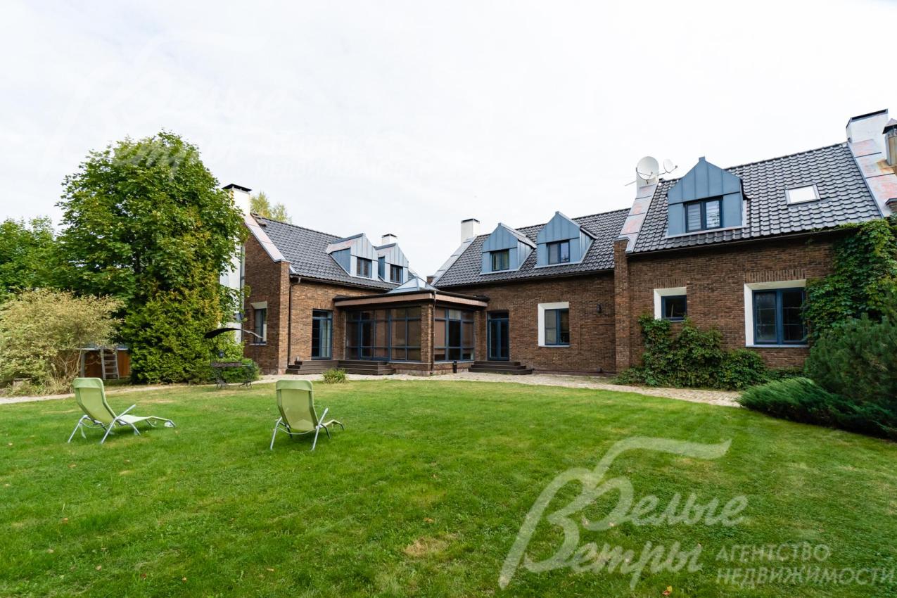 Коттедж в голландском стиле на лесном участке 20 соток